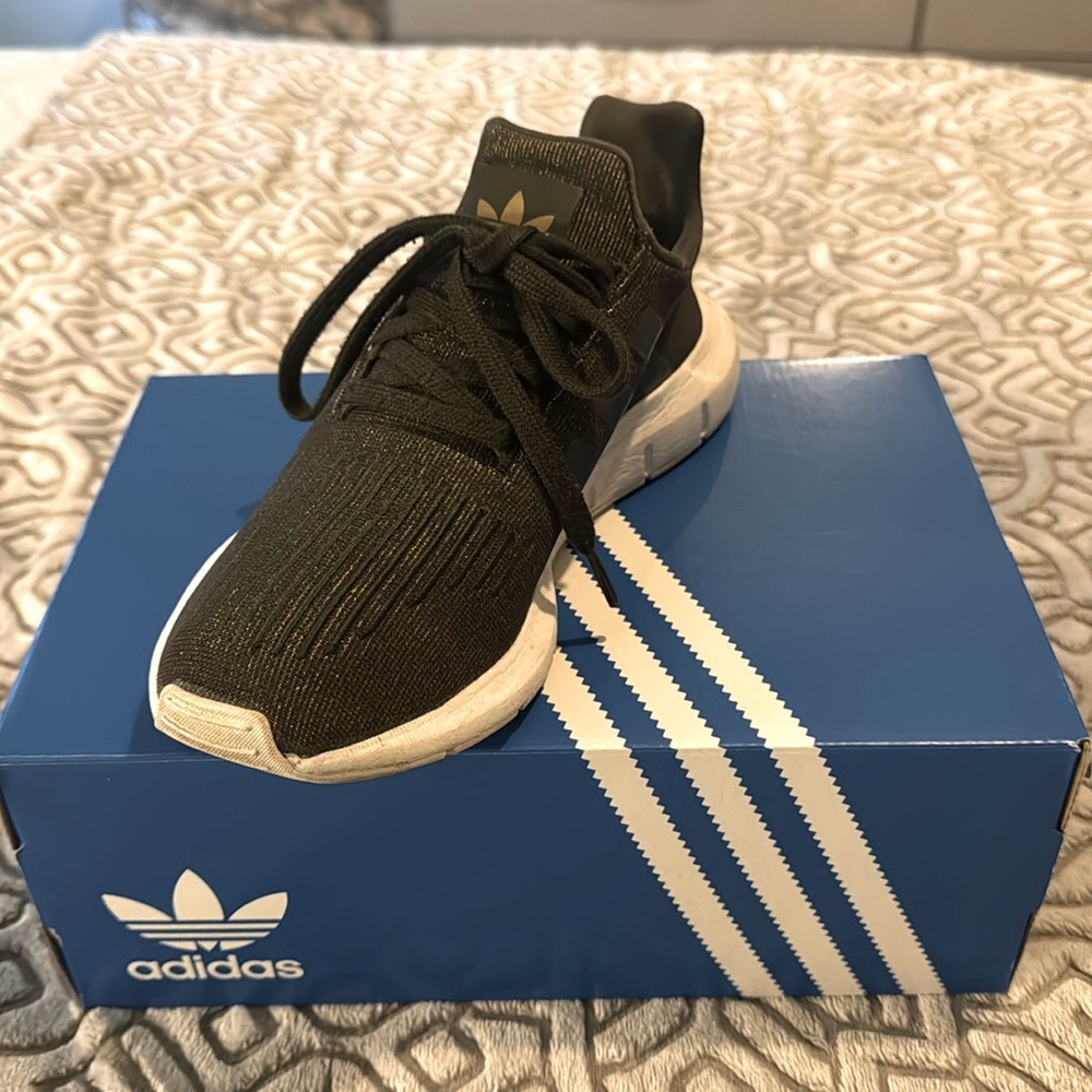Adidas women’s Sneakers 6.5